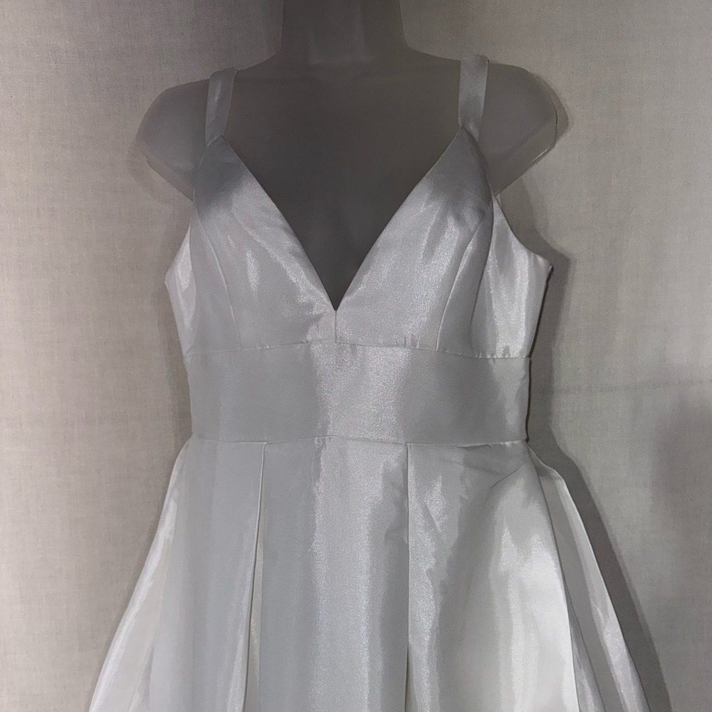 Lulus Manju Elegant sleeveless ivory Wedding Gown Size Medium - Picture 7 of 16